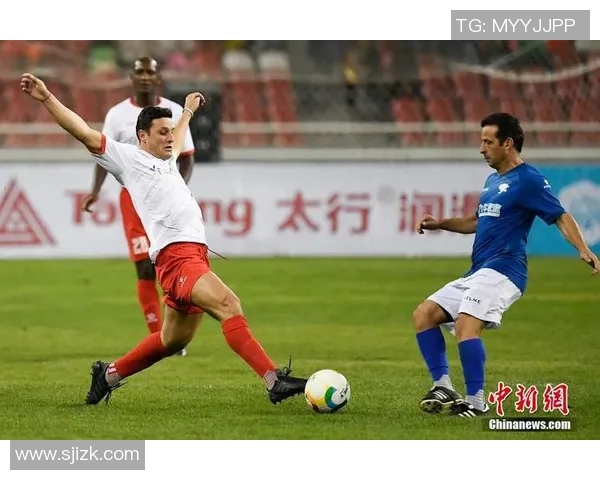 全球足球之巅：盘点当今最具影响力的超级球星及其传奇成就