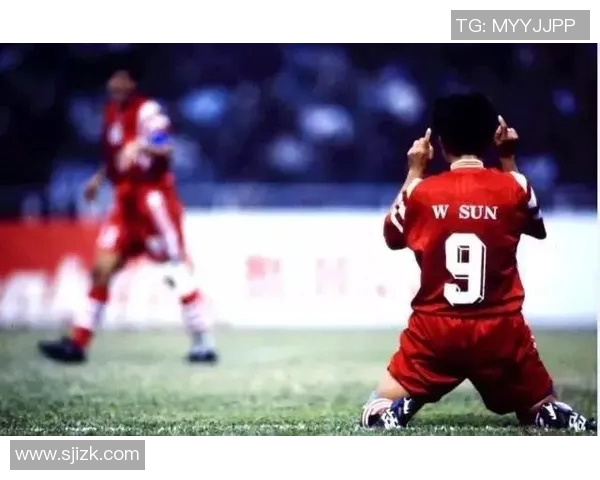 足球金靴得主背后那些传奇球星穿着的神秘鞋款解析 足球金靴得主背后那些传奇球星穿着的神秘鞋款解析